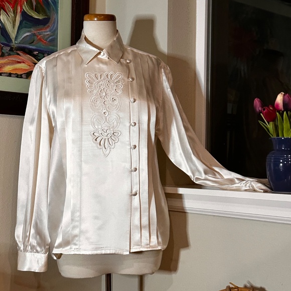 Elegant Cream Silk Blouse w/ Cutwork Lace & Soft Pleats - A Classic - Sz. L - Picture 9 of 12